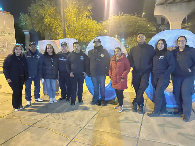 Llevan bomberos comida y abrigo a personas de condición de calle