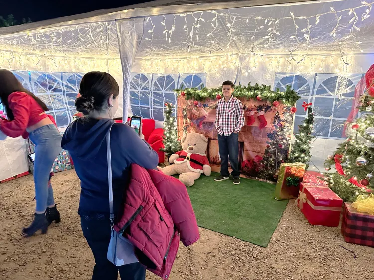 Disfrutan de la Villa Navideña en el IBJEM