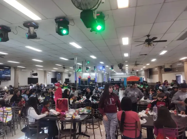 Llevan felicidad a niños nogalenses