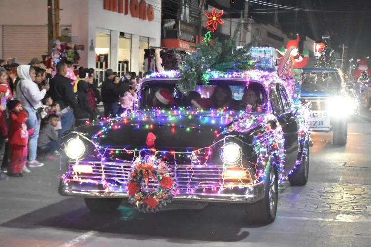 Disfrutan nogalenses Desfile Navideño