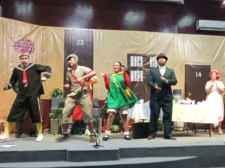 Reciben regalos niños y niñas en obra de La Casa del Alfarero