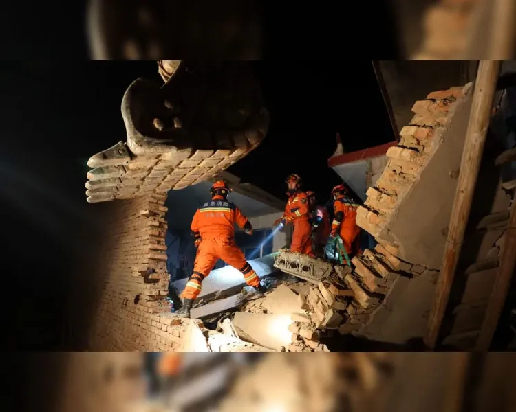 Van más de 120 muertos en China tras sismo; el más letal en nueve años