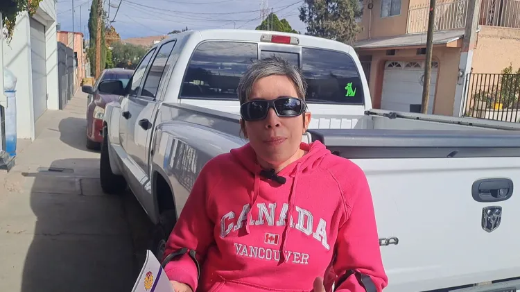 Donan cobijas a perritos rescatados