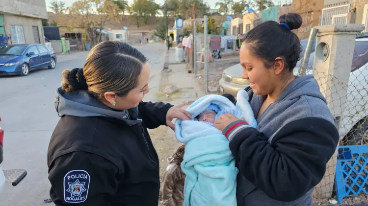 Atiende parto mujer policía en La Mesa; el bebé se encuentra bien