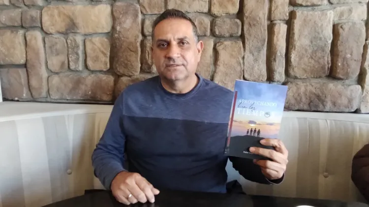 Promueve Sergio Sánchez retroalimentación de su libro