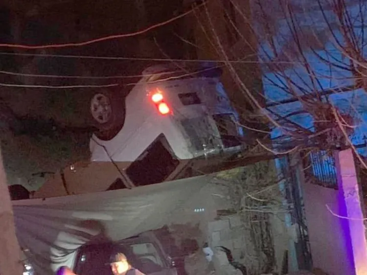 Fallece conductor al volcar su vehículo sobre una vivienda