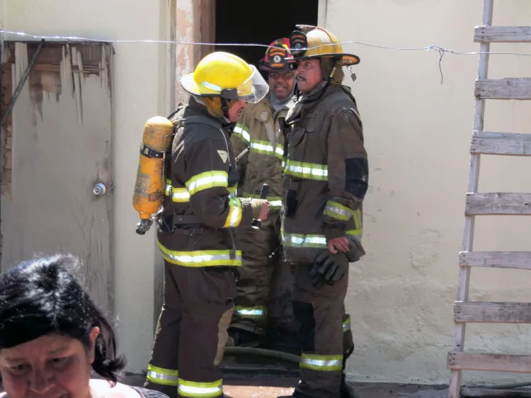 Destruyen llamas vivienda por corto circuito