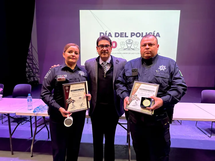Premian a policías del año