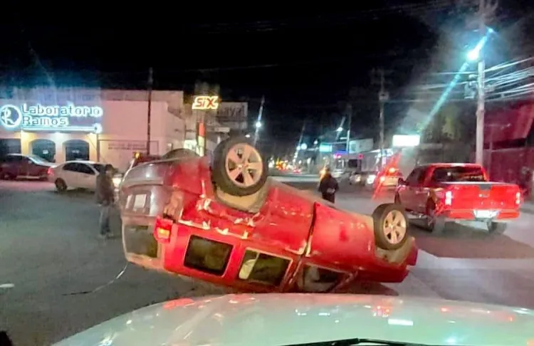 Internan a pasajero de taxi después de choque y volcamiento