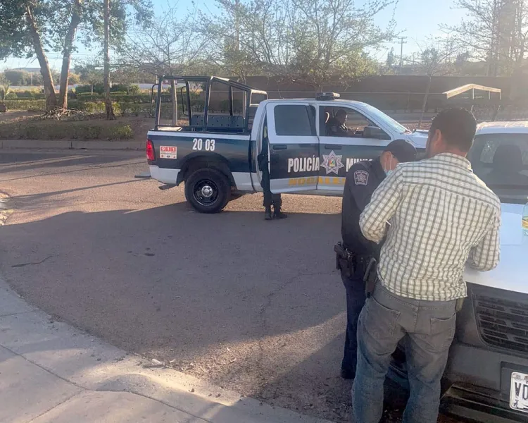 Choca conductor contra cerco de escuela y se da a la fuga