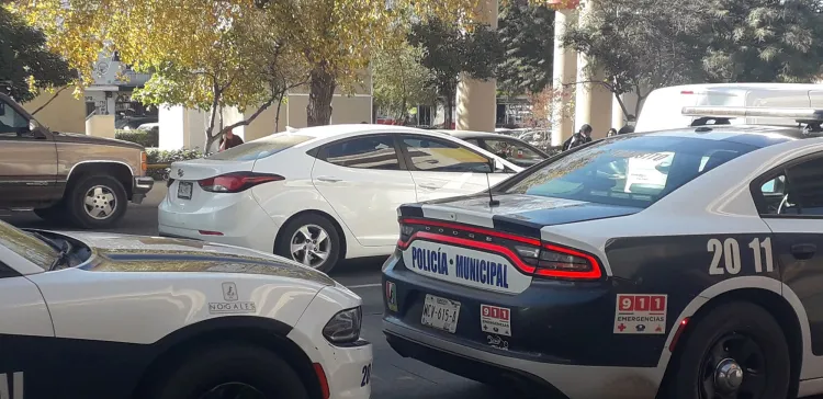 Deja abandonado su vehículo después de chocar con otro auto