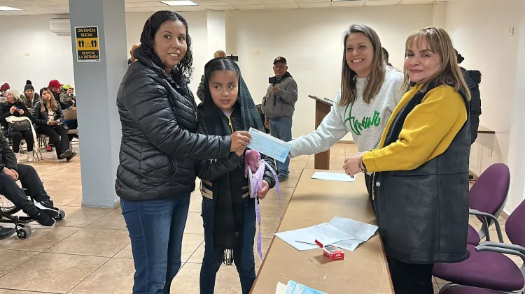 Entregan ‘Becas Terapias’ con recursos del Estado