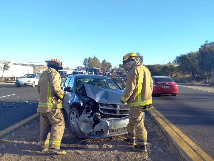 Se impacta tráiler contra dos vehículos