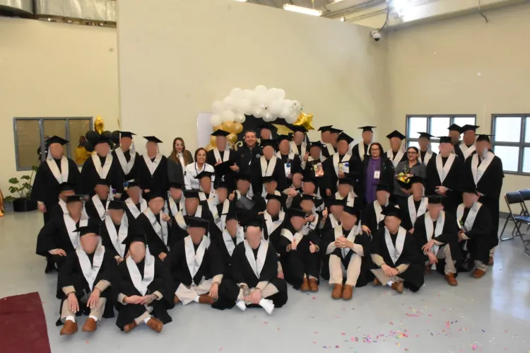 Entregan certificados de educación básica y media superior a reclusos del Cefereso 11