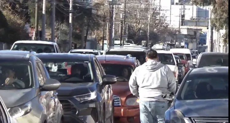 Más de 270 mil carros colapsan la ciudad a la semana: Estudio