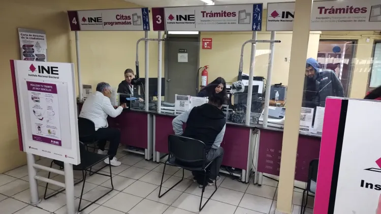 INE extiende horario de trámites por fin de credencialización