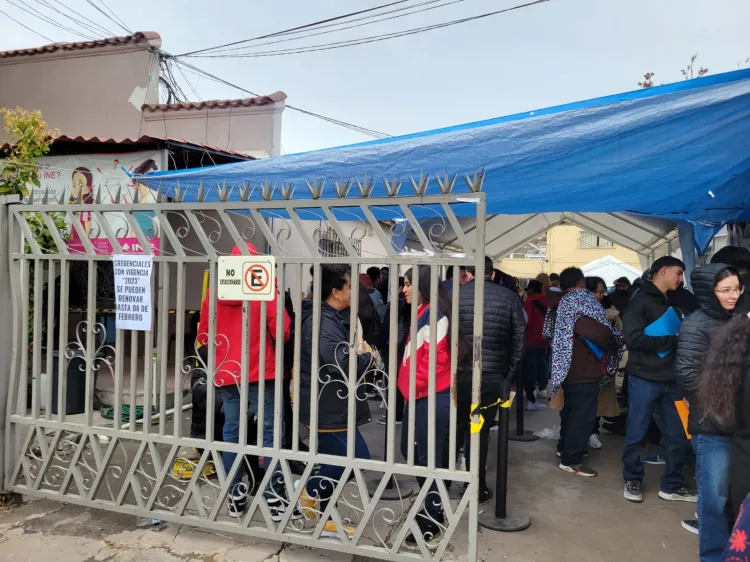 Moviliza a ciudadanos último día de trámites ante el INE