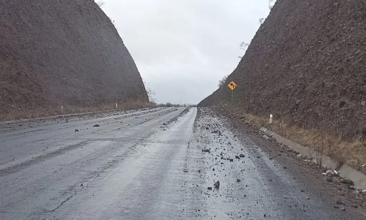 Presentan derrumbes carretera del periférico Oriente