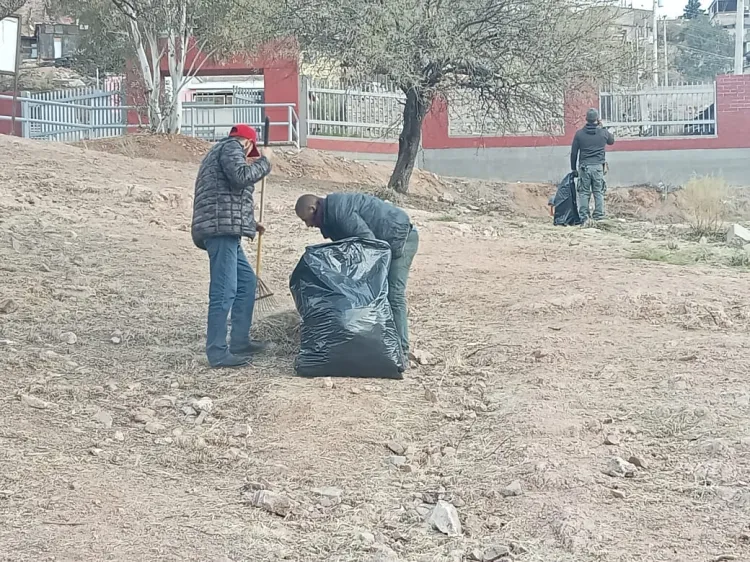 Realiza Proximidad Social limpieza en escuela primaria