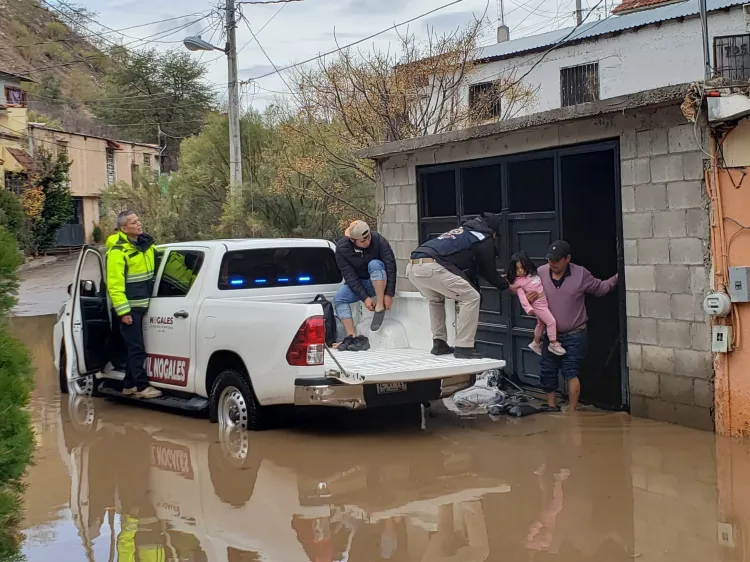 Trasladan a familia a albergue al inundarse vivienda que habitan