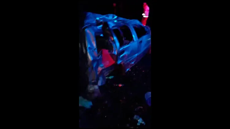 Pierde la vida conductor al volcar en su auto