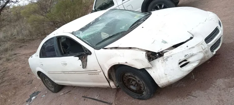 Pierde control mujer de vehículo y se vuelca; resulta ilesa del accidente
