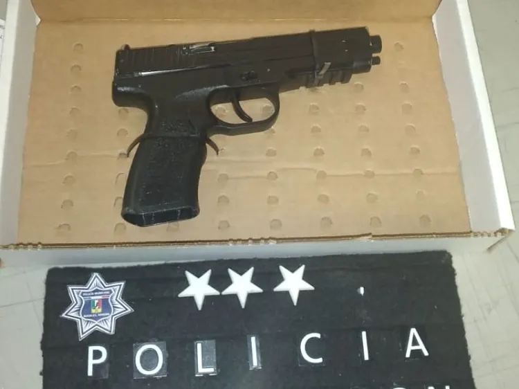 Detienen a estudiante armado después de un disturbio