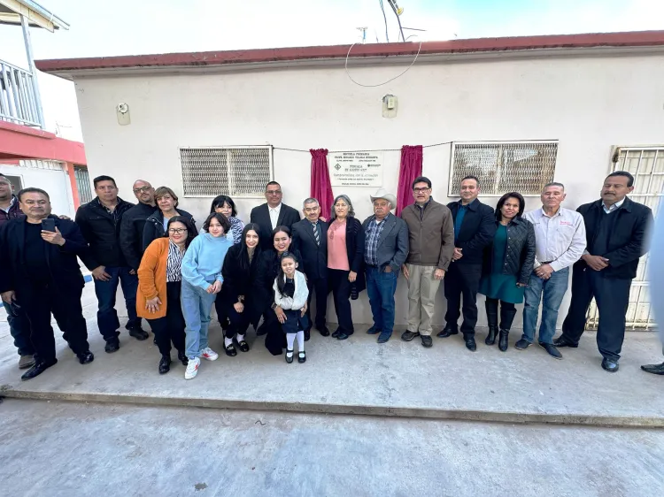 Honran a maestro con su nombre en escuela primaria