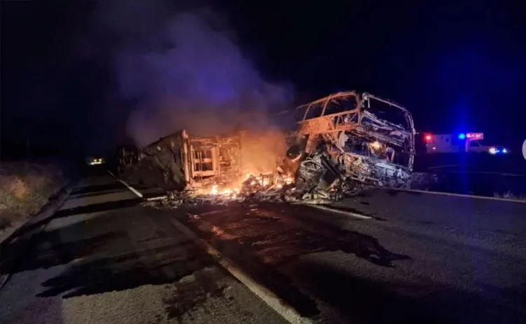 Aumentan a 22 muertos en choque de autobús con tráiler en Sinaloa