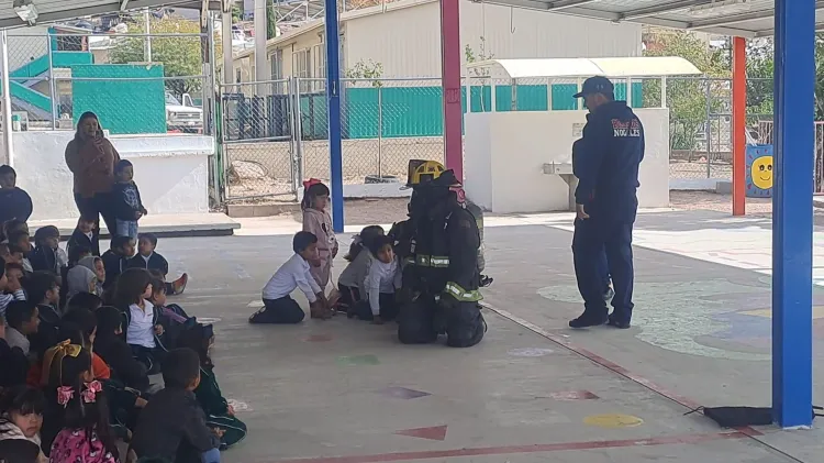 Imparten bomberos plática de prevención a pequeños de kínder