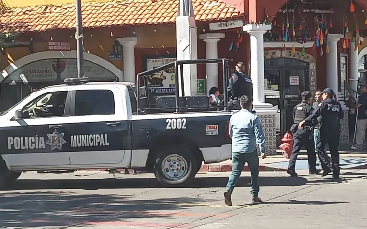 Reportan robo en vehículo afuera de una escuela