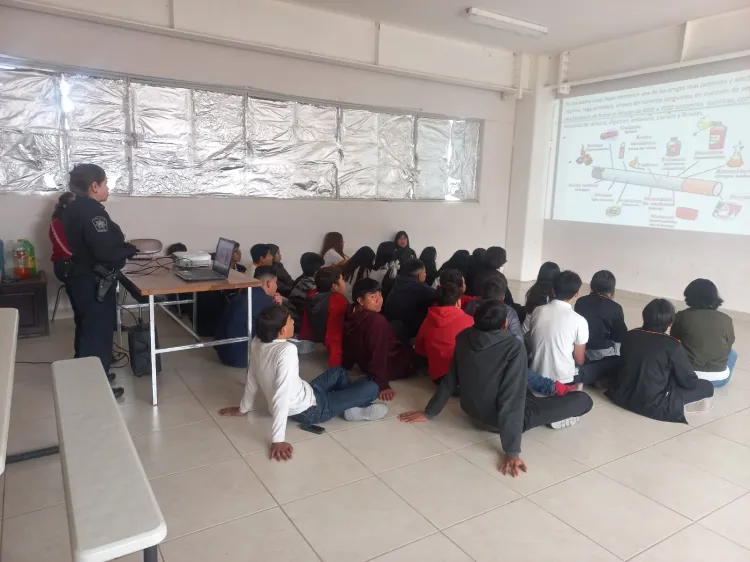 Previenen a estudiantes sobre delitos y conductas antisociales