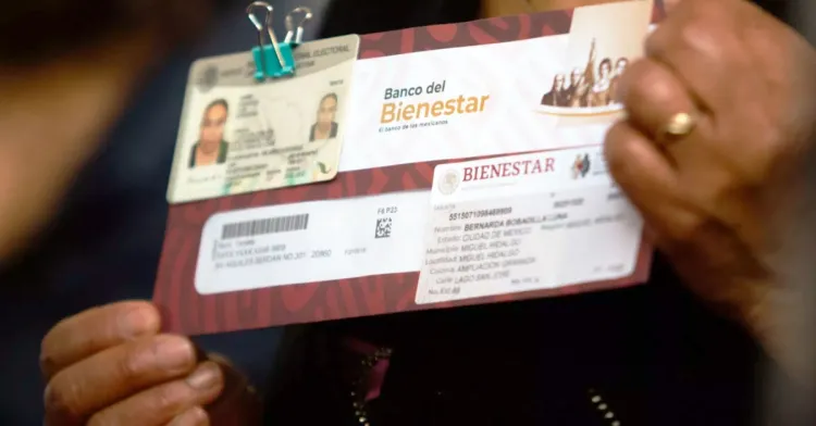 Llaman por tarjetas de bienestar a personas mayores de 65 años