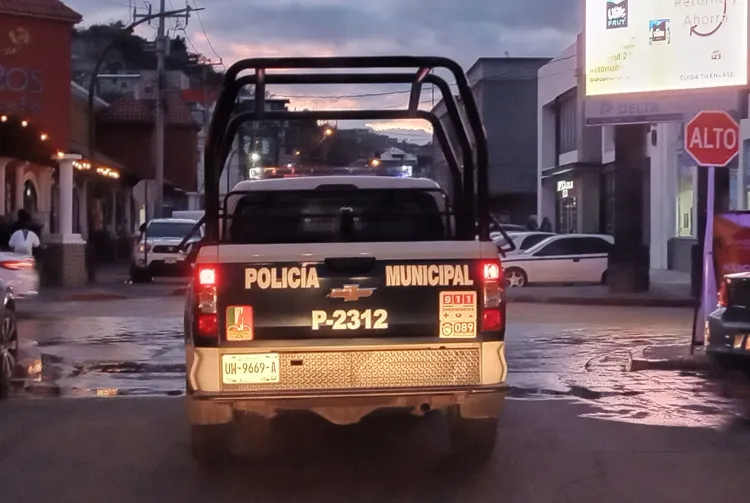 Asaltan a jóvenes con navaja al salir de centro comercial