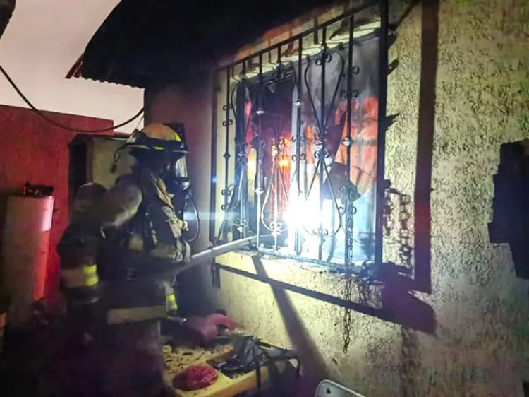 Destruyen llamas vivienda en Villa Bonita