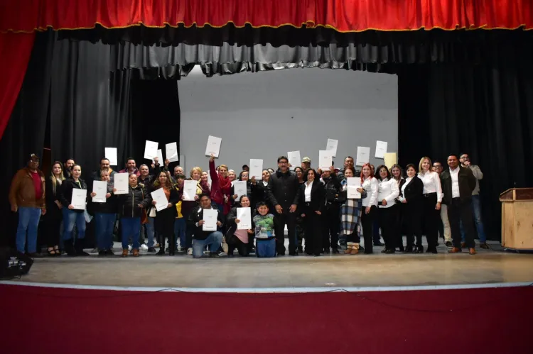 Alcalde entrega 70 títulos de propiedad a familias nogalenses