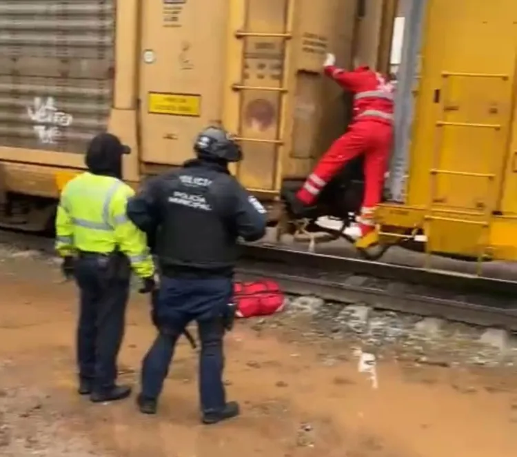 Prensa pie de persona al tratar de cruzarlo en movimiento