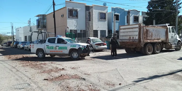 Detienen a conductor de dompe que tiró lodo y escombro en calle