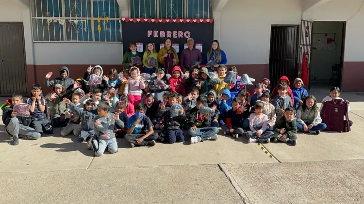 Dona Bienestar 60 pants deportivos a una escuela