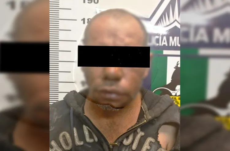 Rescatan policías a mujer que era agredida por hijo