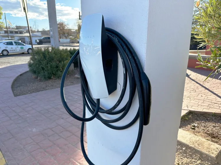 Instalan en la ciudad un cargador para autos eléctricos