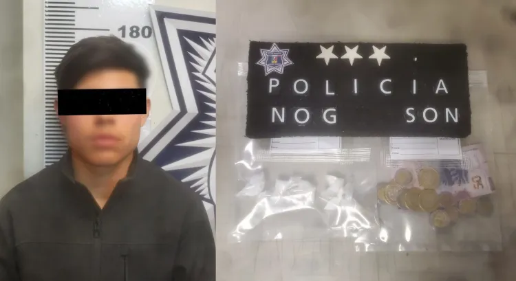 Joven que conducía vehículo sin papeles, le encuentran droga