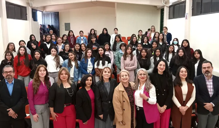 Imparten pláticas con el programa “Stem Mujeres”