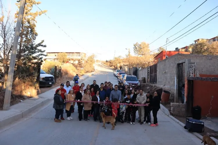 Entrega Alcalde dos calles pavimentadas en El Rastro