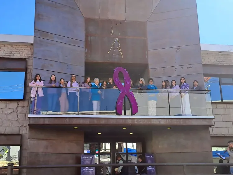 Colocan listón morado por Día de la Mujer