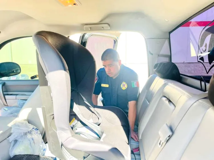 Capacitan a bomberos sobre el uso de la silla para bebé