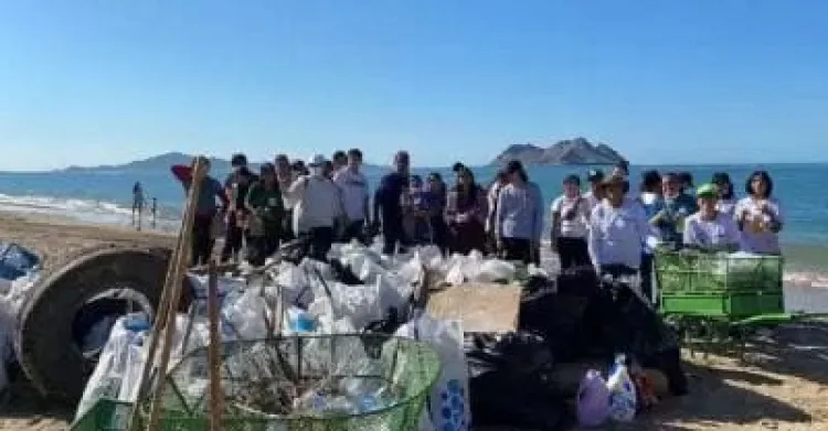 Realizan labores de limpieza en Bahía de Kino