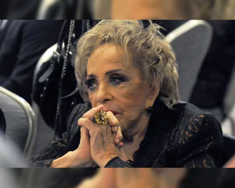 Sigue Silvia Pinal internada en hospital