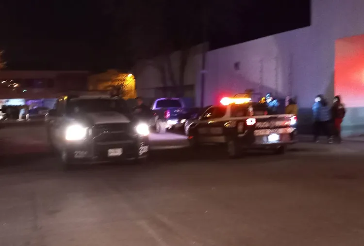 Intentan ‘levantarlo’ y lo golpean en la cabeza