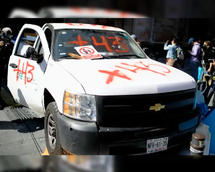 Ante negación de dialogo normalistas de Ayotzinapa derriban puerta de Palacio Nacional